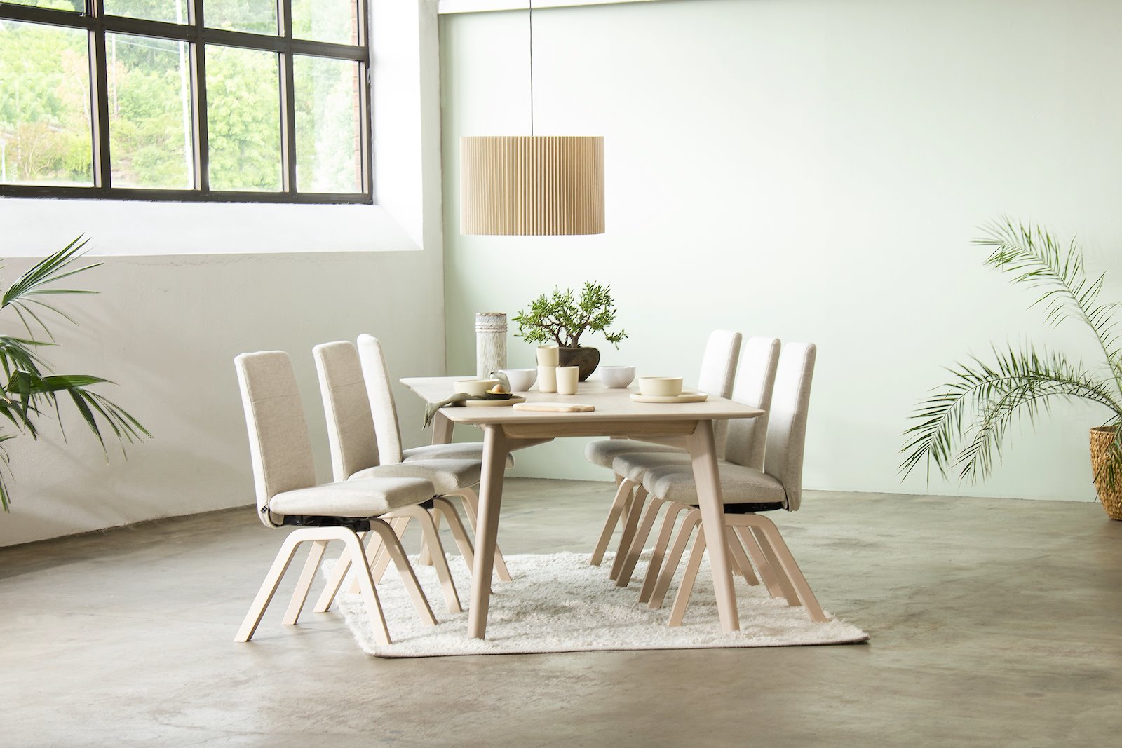 Chilli spisestol Tekstil Peony light beige. Høy rygg med hvitlasert D200 understell.