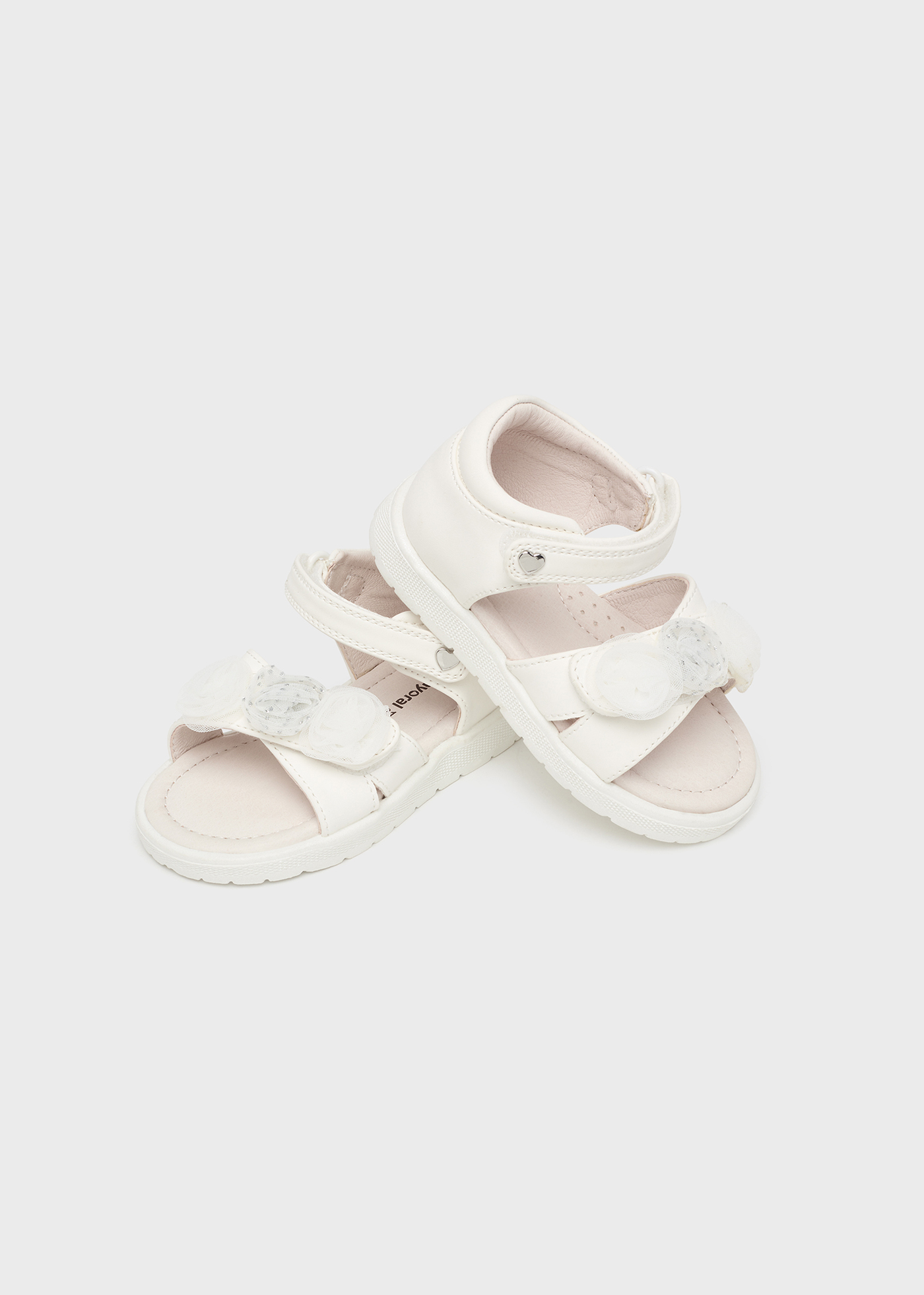 Sandália infantil com aplique de flor