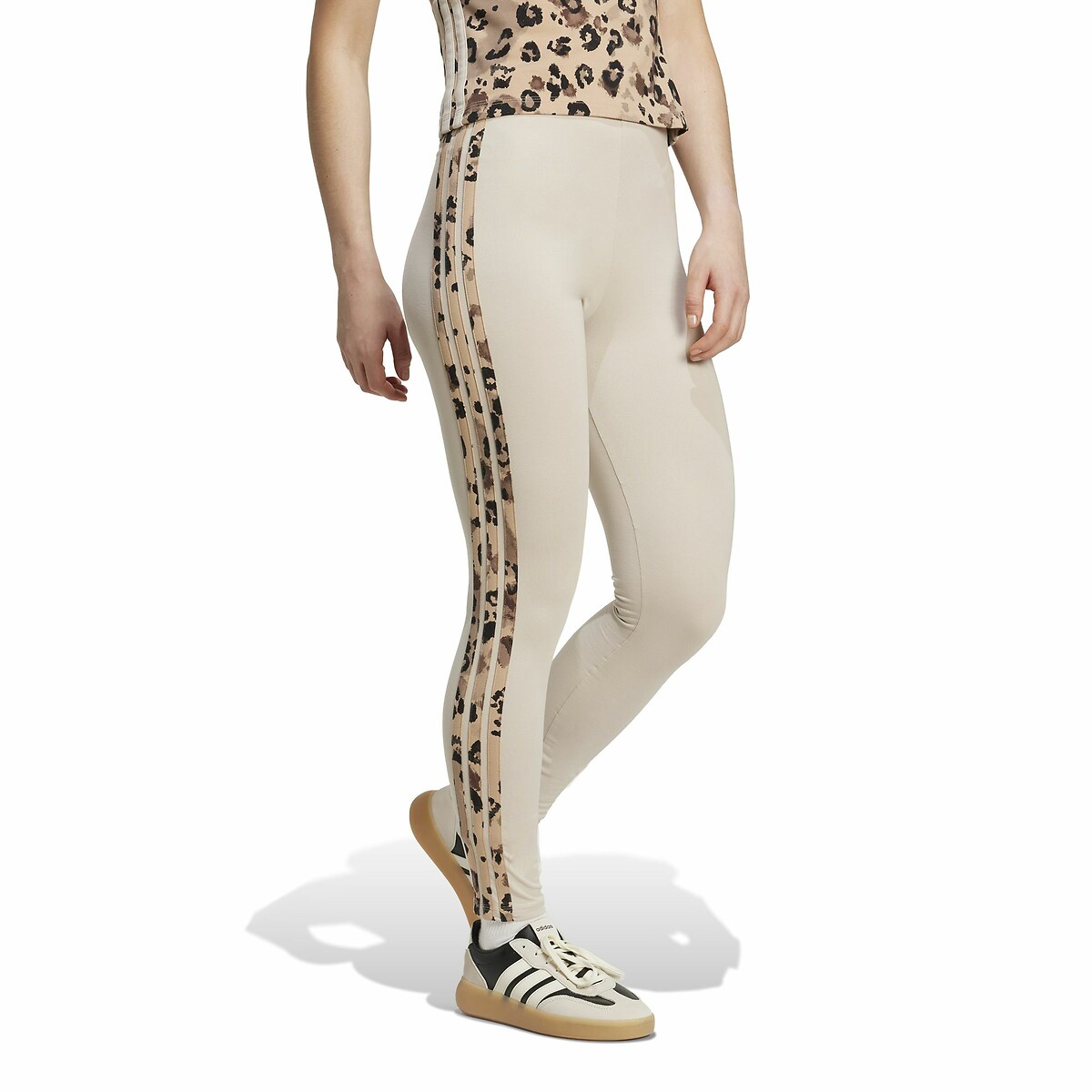 Calça legging ADIDAS SPORTSWEAR<br>Com estampa de leopardo e 3 listras