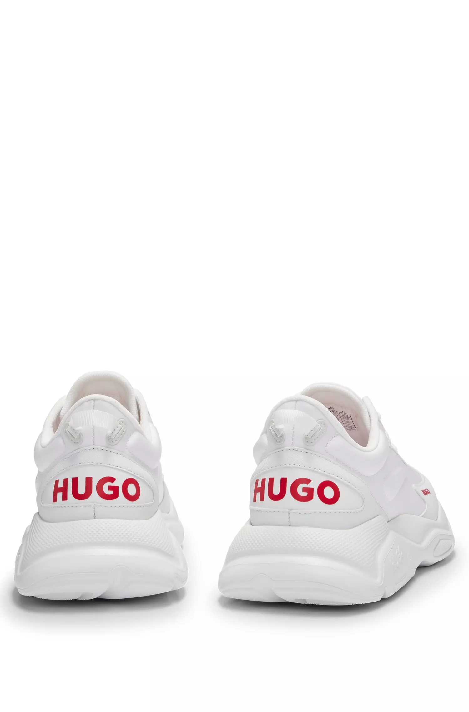 Tênis HUGO vermelho com cadarço e detalhes em couro sintético.