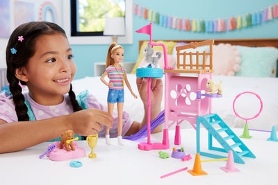 Barbie and Stacie to the Rescue Lekesett med Dukke Hundehinderbane