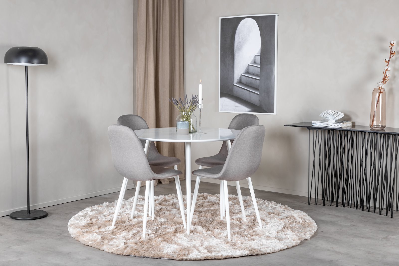 Plaza og Polar Spisegruppe Plaza rundt spisebord ø100cm i Hvit med 4 stk. Polar spisestoler i Grå og hvit ben.