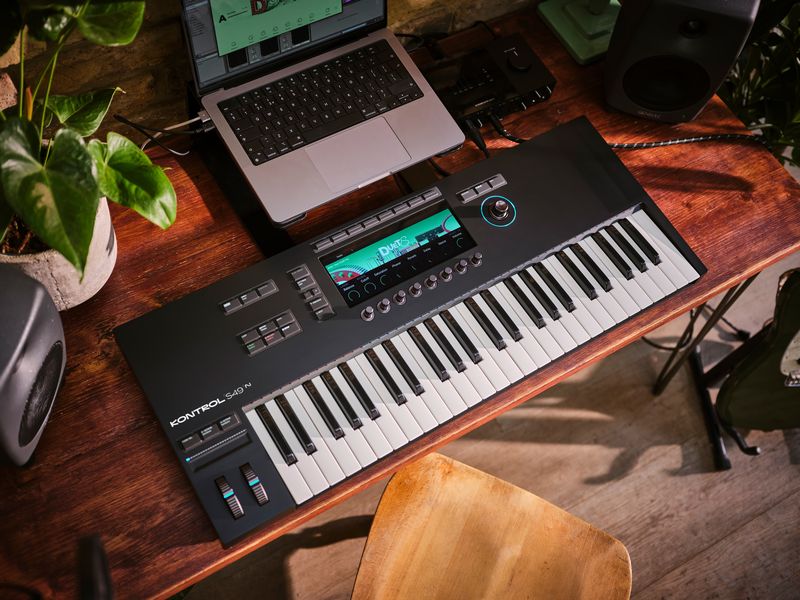 Native Instruments Keyboard Controller Kontrol S49 MK3 inkl Controller-Keyboard mit 49 halbgewichteten Tasten und Komplete 15 Standard