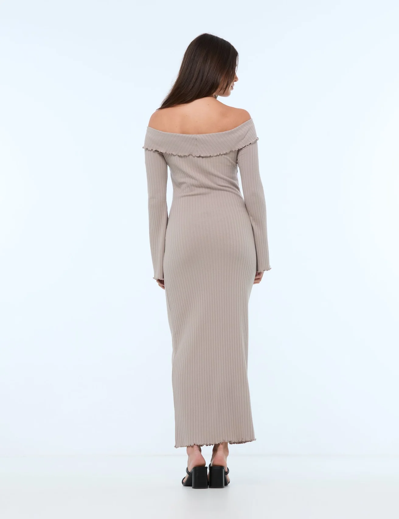 Robe longue col bardot taupe