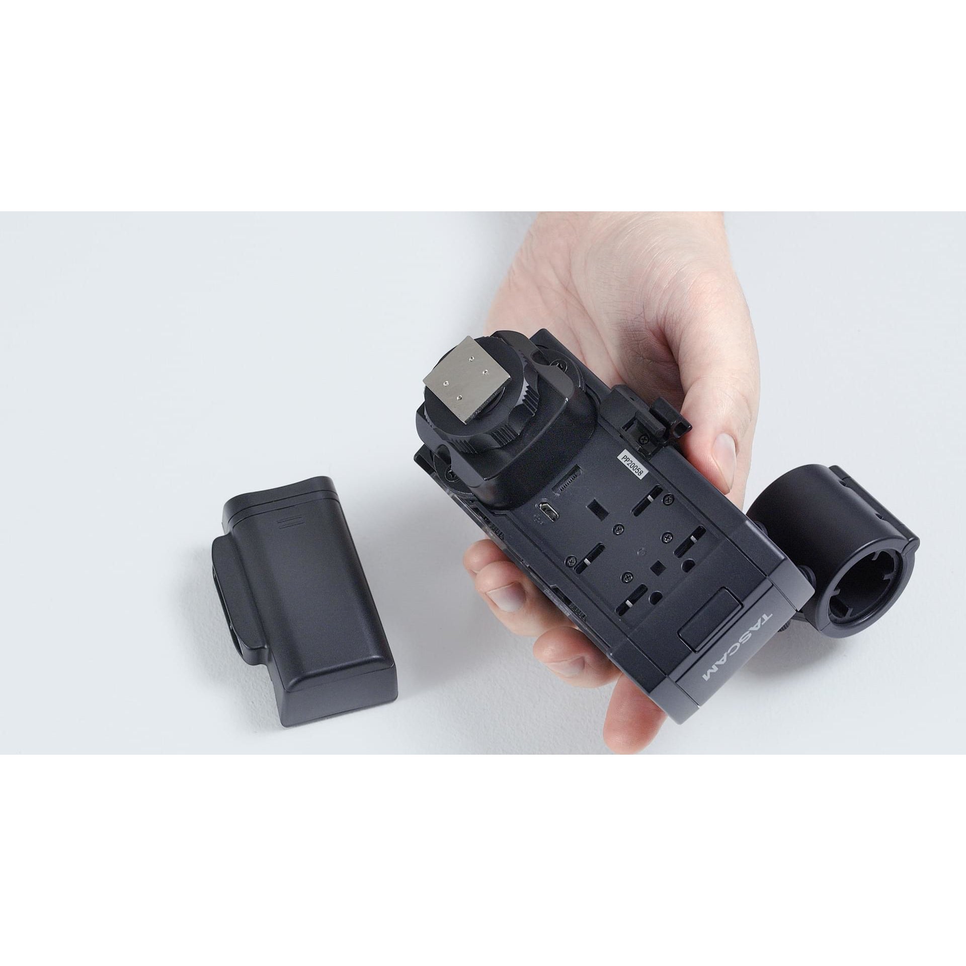 Tascam CA-XLR2d-F XLR microfoonadapter voor mirrorless FujiFilm camera's