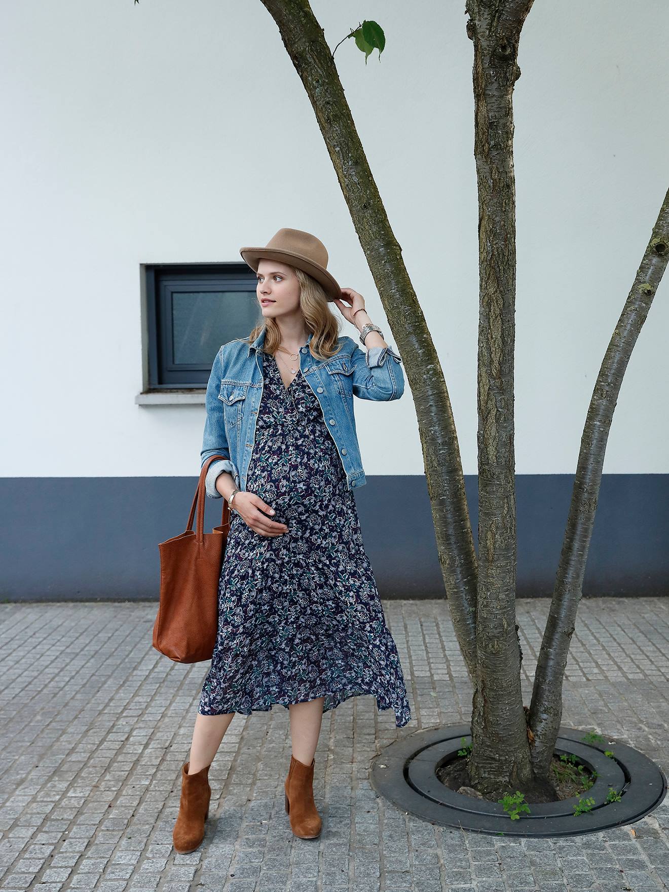 Vestido longo estampado em crepe para gestantes e lactantes, estampa azul médio.