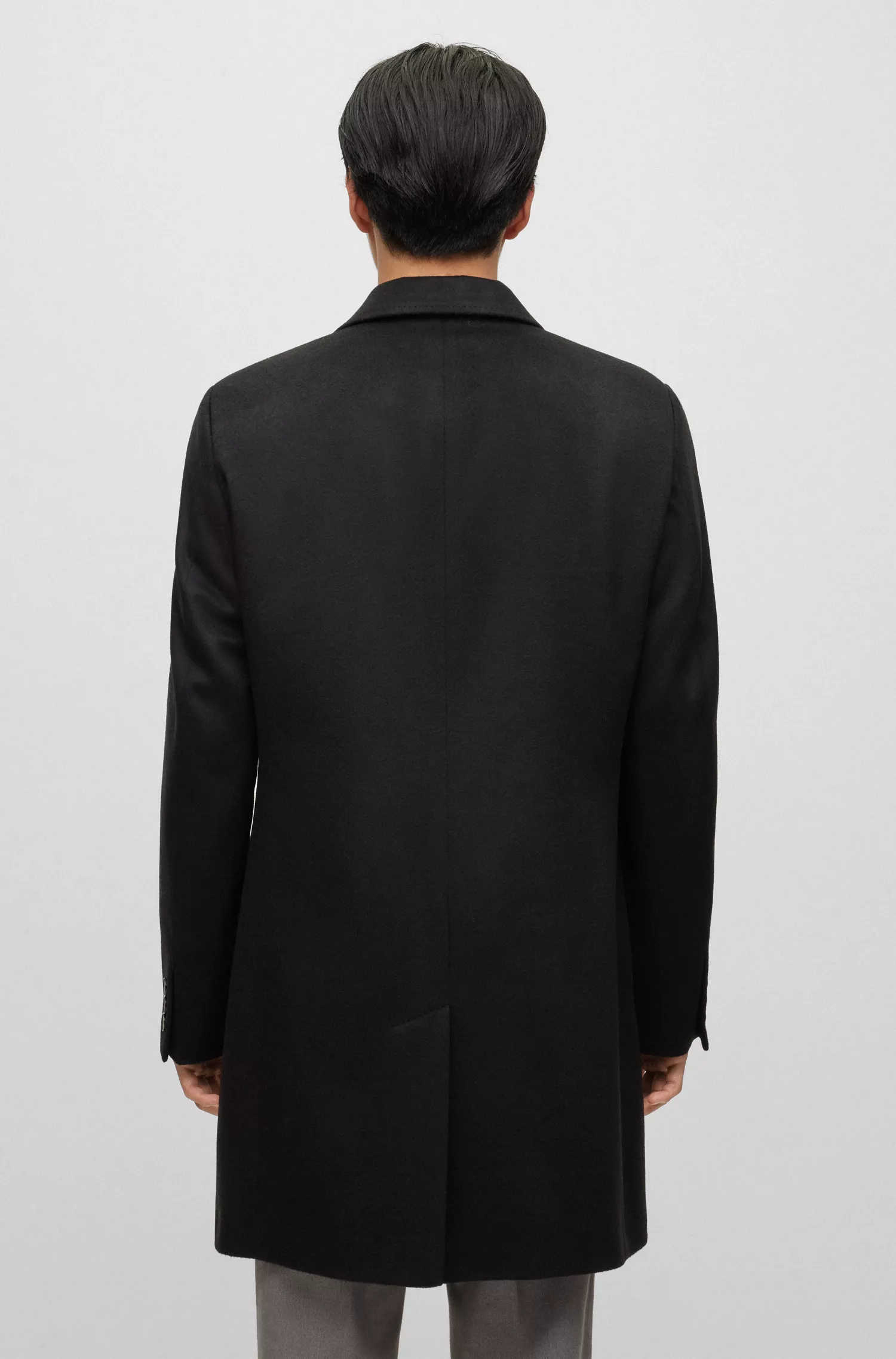 Casaco BOSS preto de corte regular em lã virgem e cashmere.
