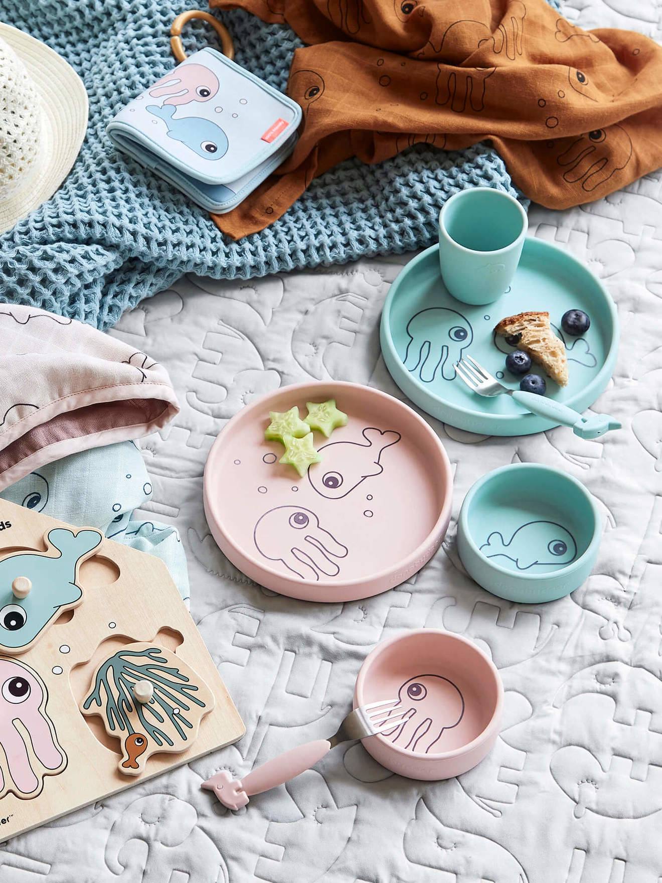 Lancheira Sea Friends da DONE BY DEER com 3 talheres, feita de silicone azul claro liso com estampas.