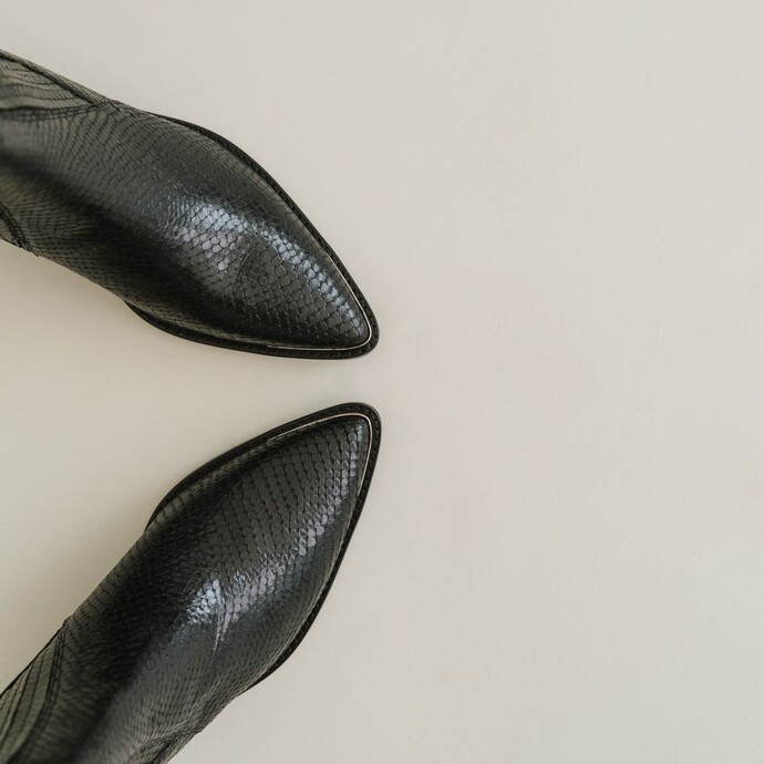 Bottines à talons et fronces  en reptile noir