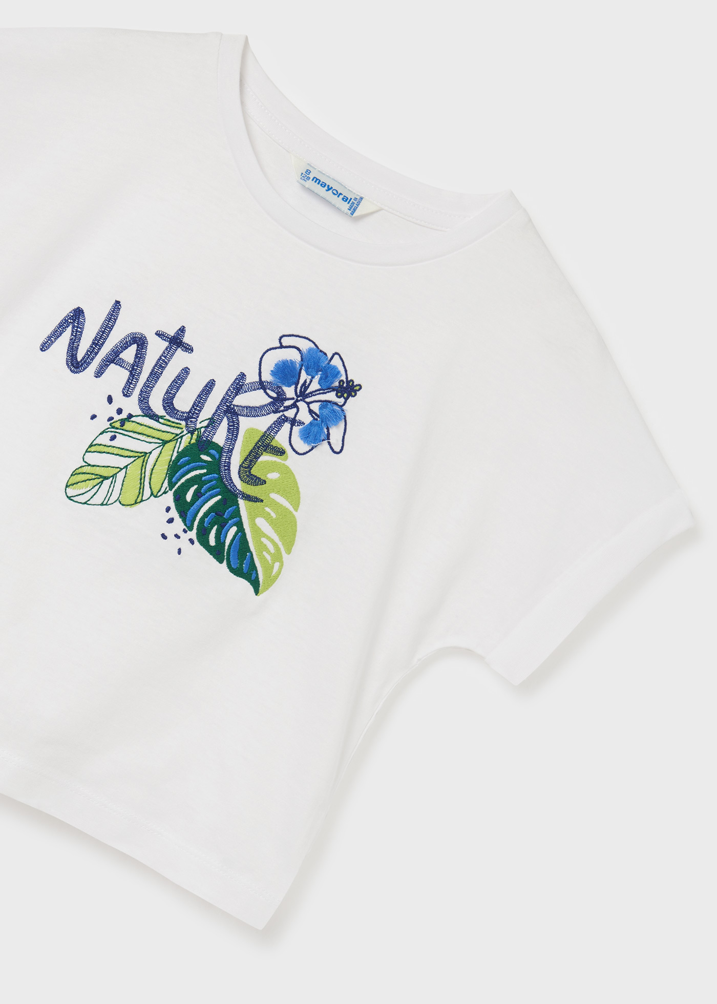 Camiseta de manga curta para meninas, feita de algodão sustentável.
