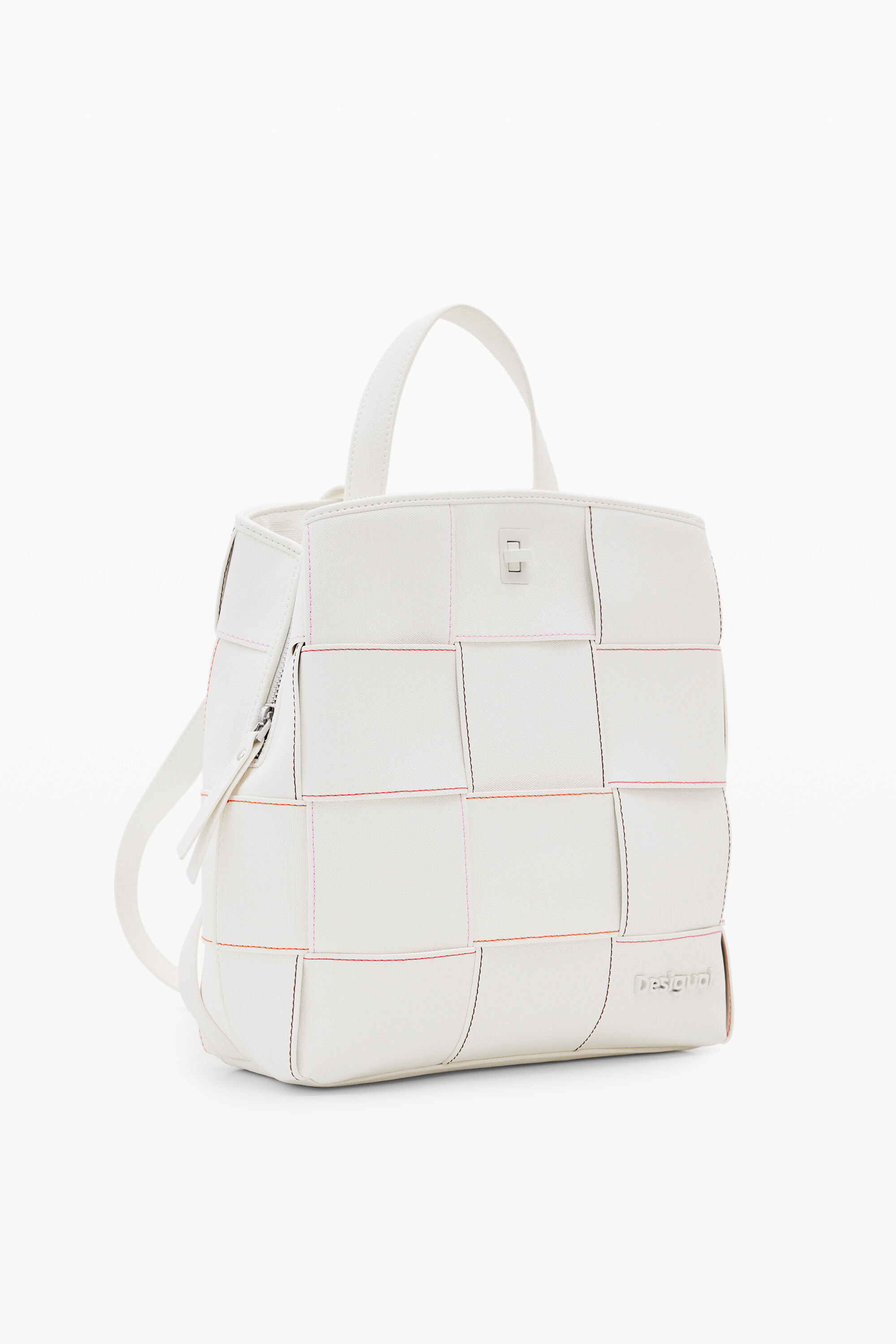 Mochila trançada em formato de S com costura.