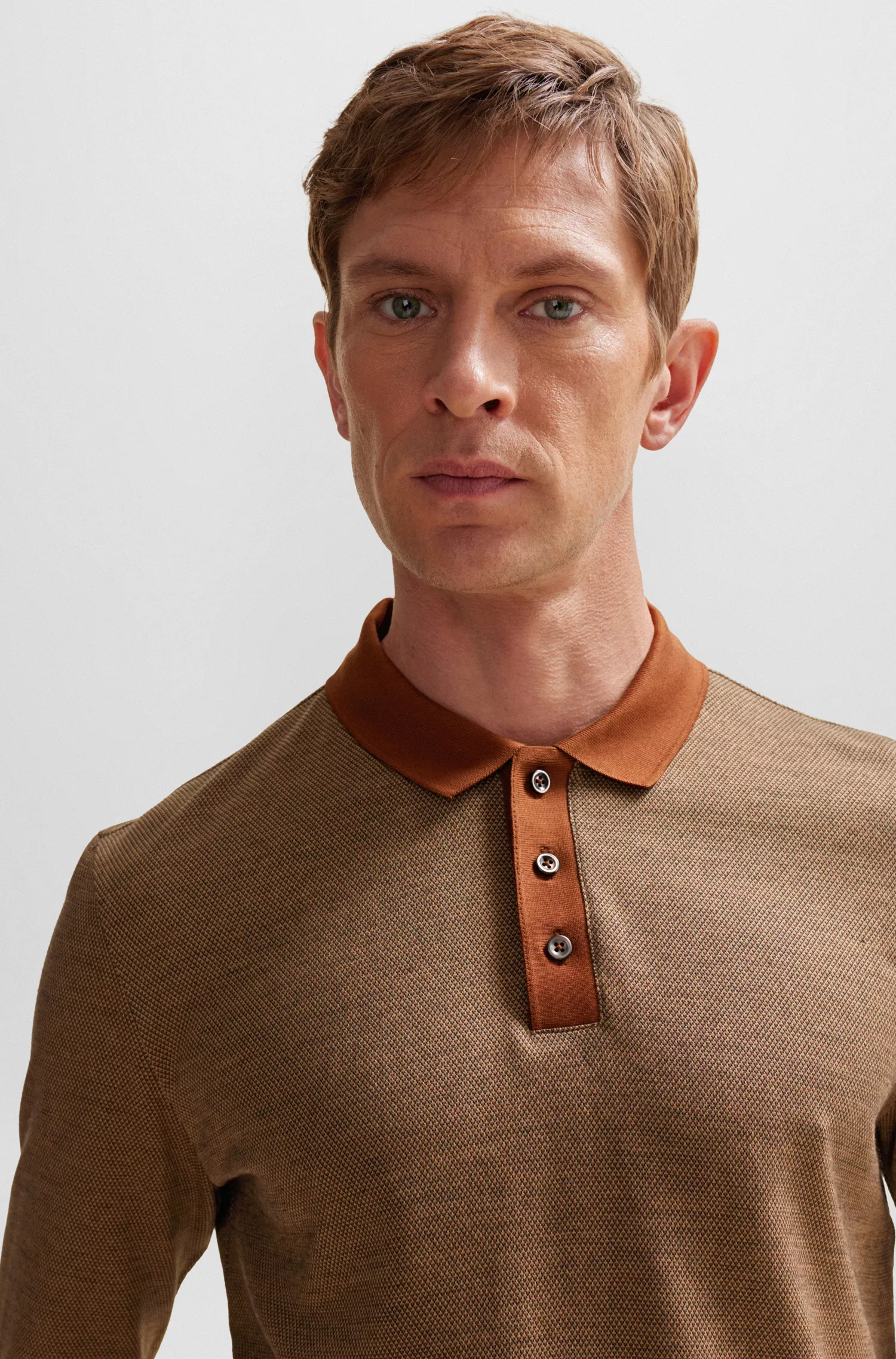 Camisa polo BOSS Camel com padrão geométrico em algodão e lã.