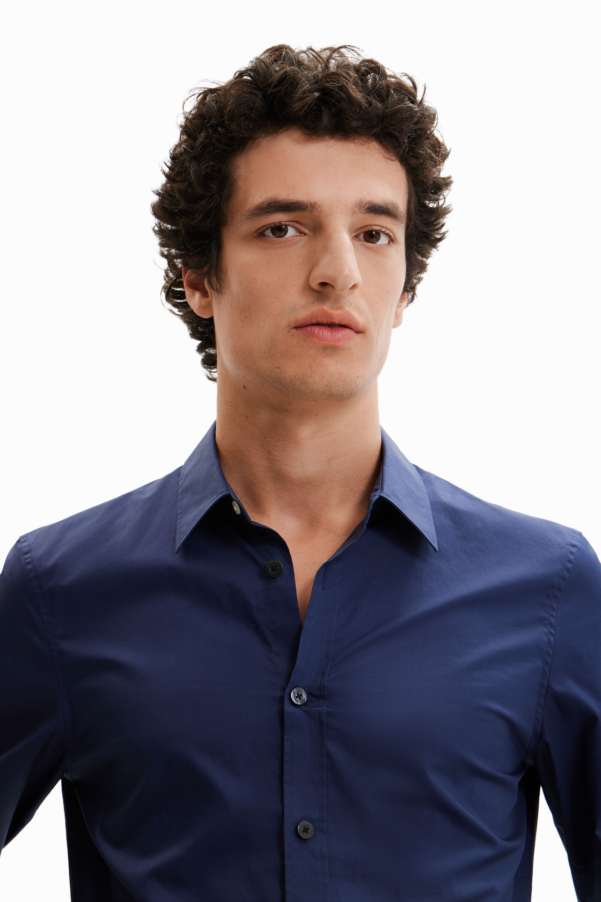 Chemise basique détails contrastants