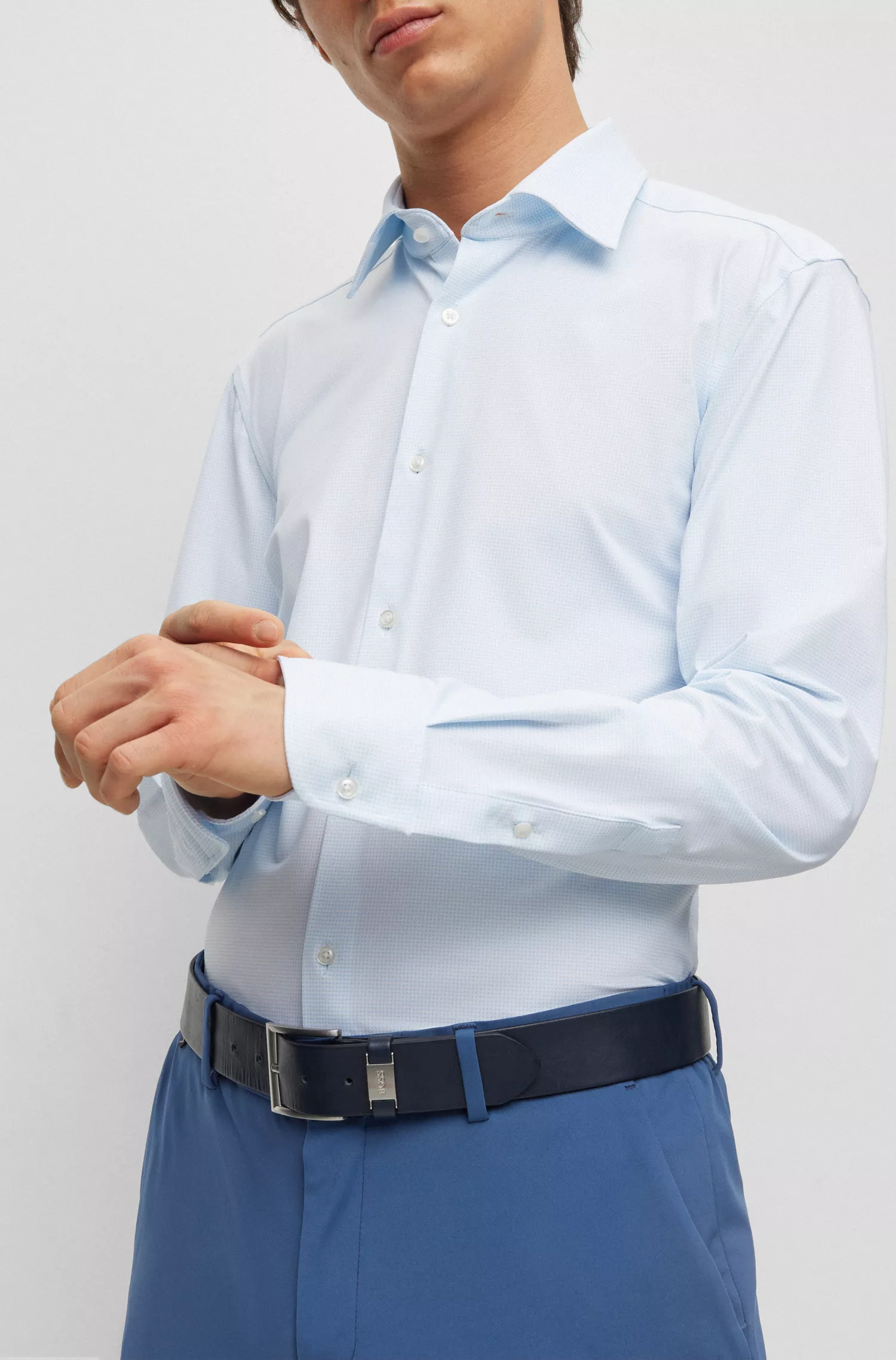 Camisa BOSS preta de corte slim em tecido estruturado de alta performance com elasticidade.