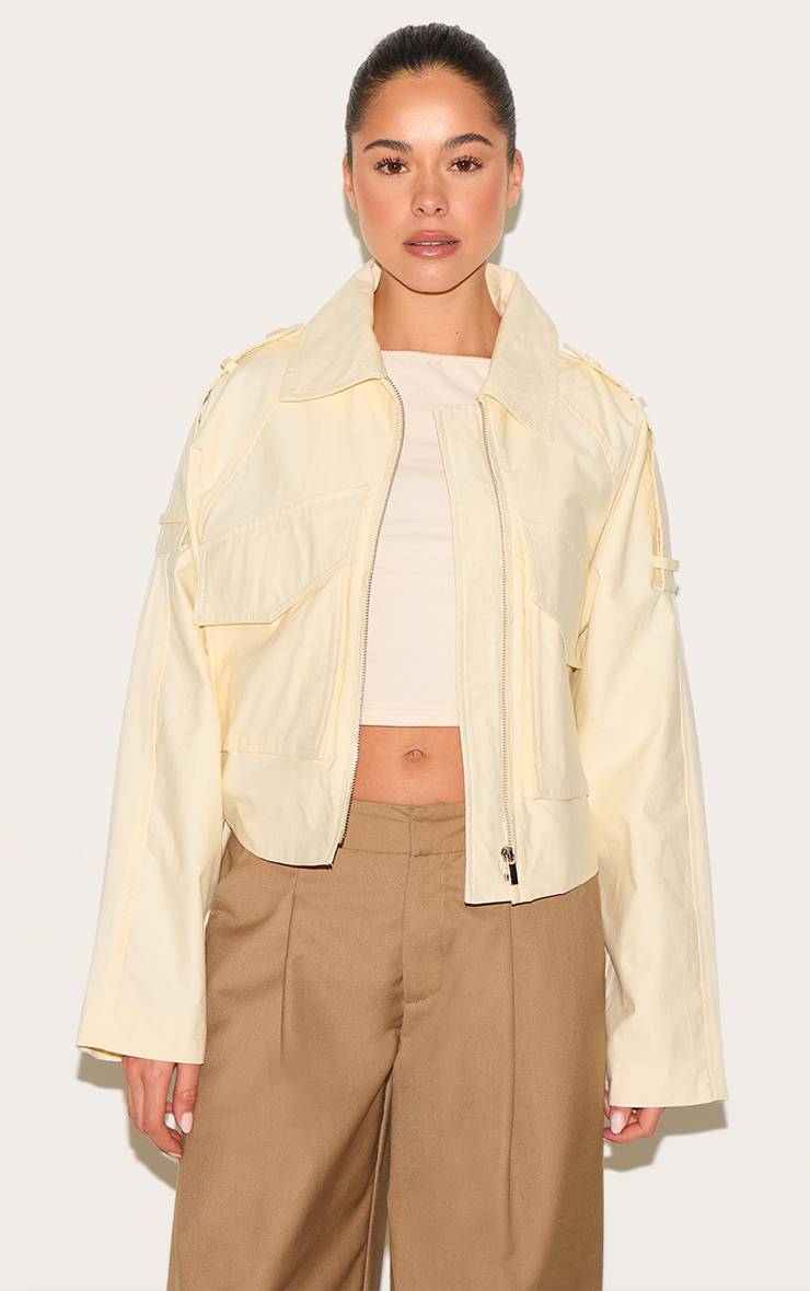 Pale Yellow Veste Courte Zippée Jaune Beurre Avec Détails Trench