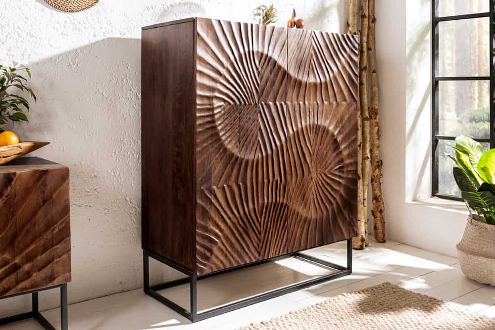 Massives Highboard SCORPION 120cm dunkelbraun Akazie mit 3D Schnitzereien schwarz Metall