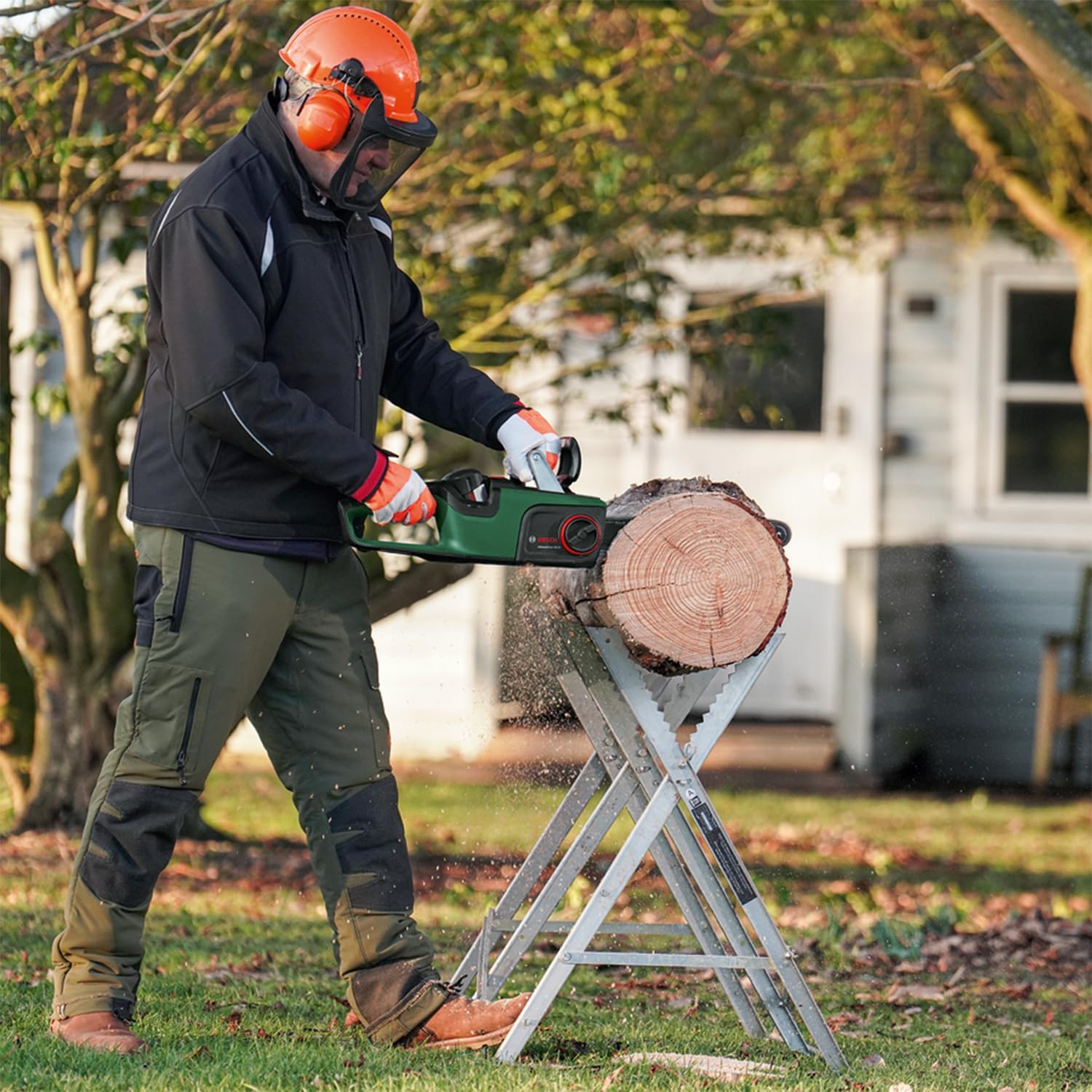 Bosch Home and Garden Bosch Akku-Kettensäge AdvancedChain 36V-35-40 (zum Schneiden durch härtestes Hartholz; 36-Volt-System; Kettengeschwindigkeit: 14 m/s; 1 x 2,0-Ah-Akku und Ladegerät)