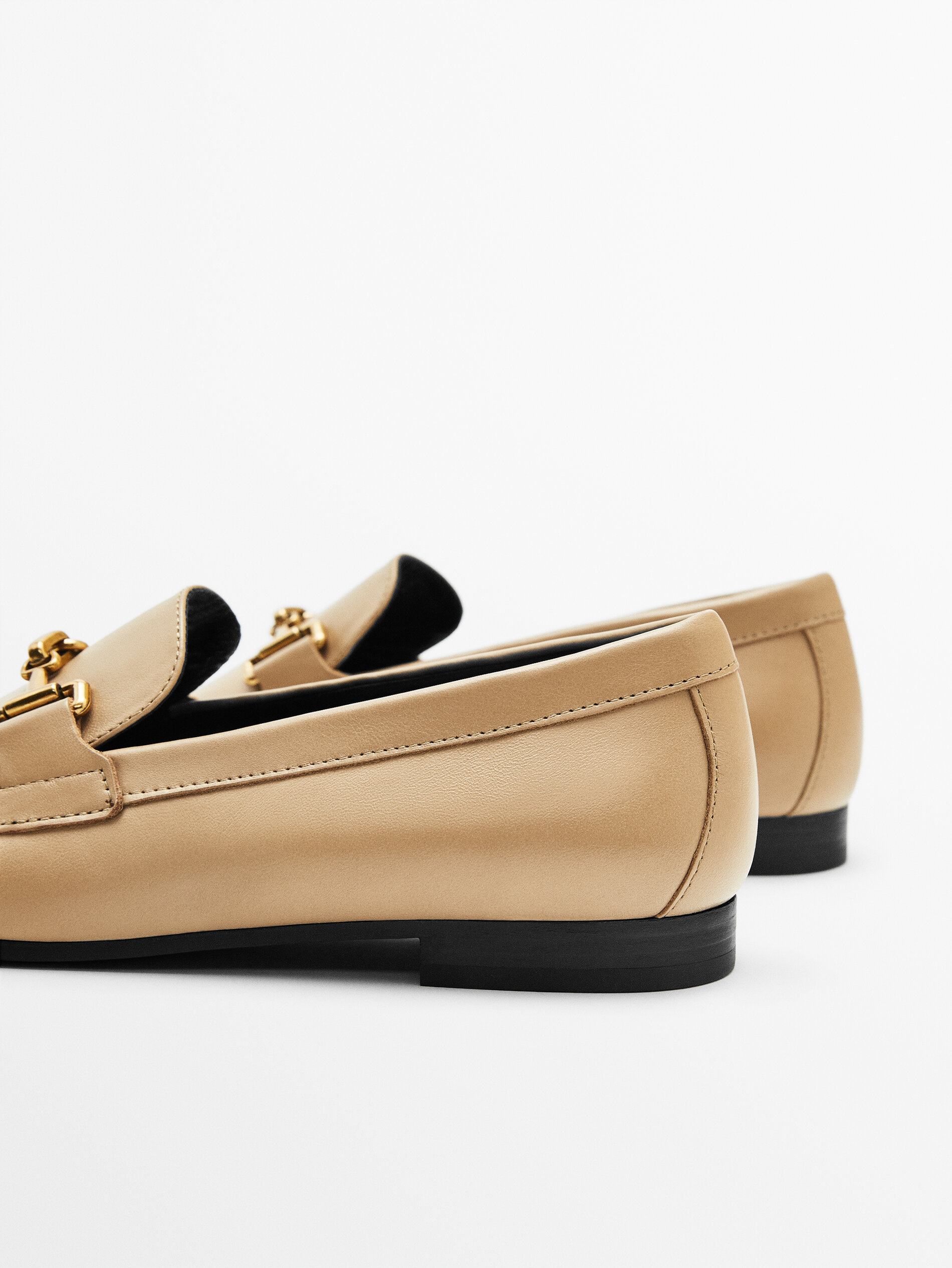 Mocassim de couro com fivela de metal - MARROM