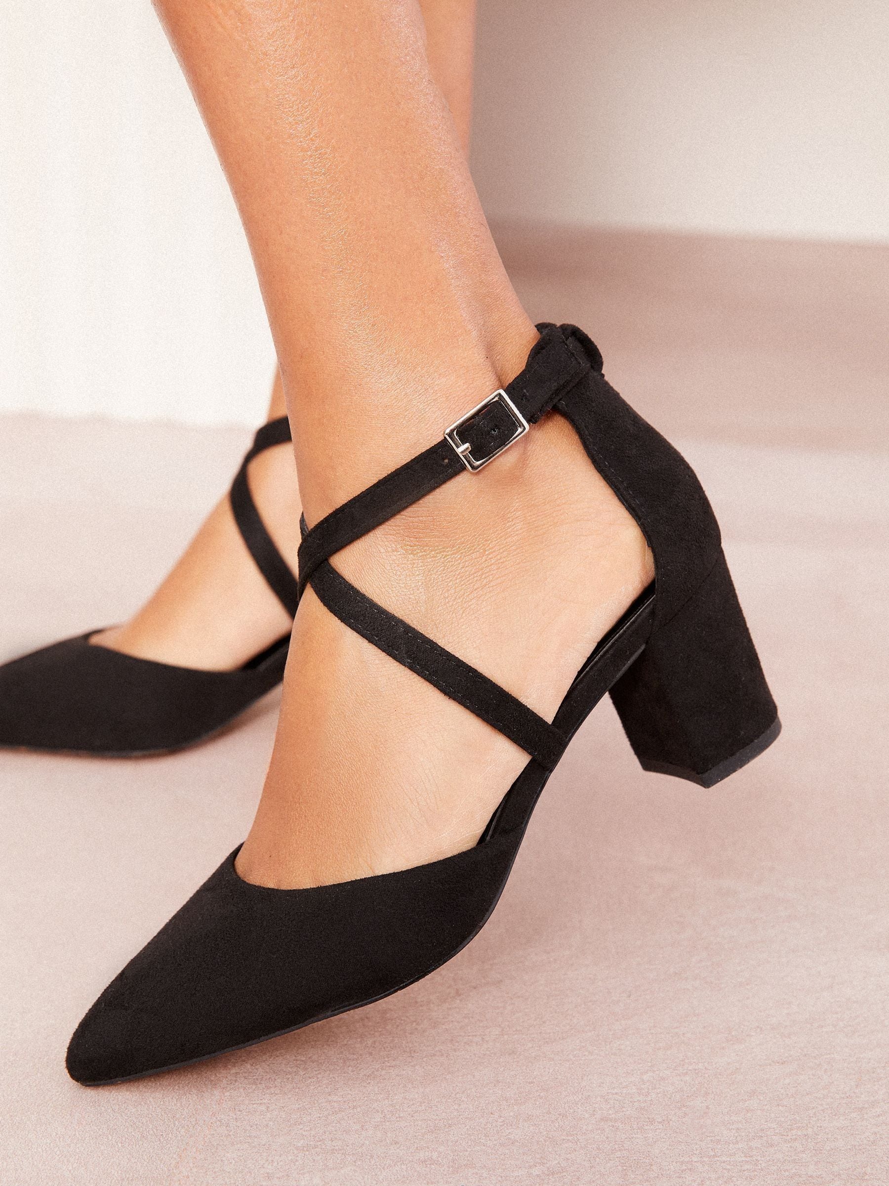 Zwart - Friends Like These pumps met blokhak en gekruiste bandjes