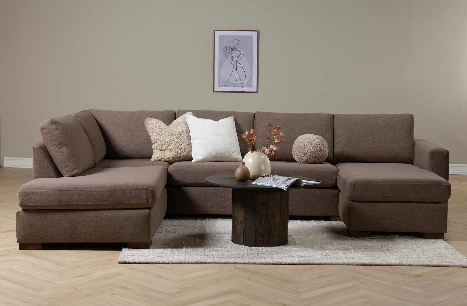 Pixel U-sofa Åpen ende venstre, hjørne, 2-seter og sjeselong høyre. I tekstil Niva BP07-03 Grey, lav front, sorte treben W02, og arm A15. Komfort 1.