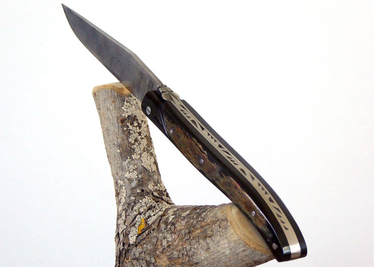 Couteau Laguiole avec une lame Damas et un manche en Corne de Bison