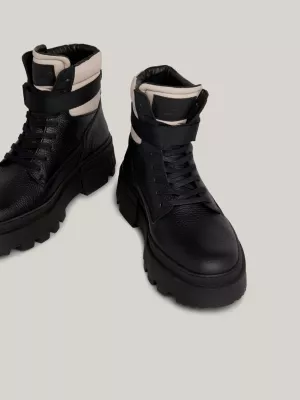 Botas de couro com fivela e solado grosso
