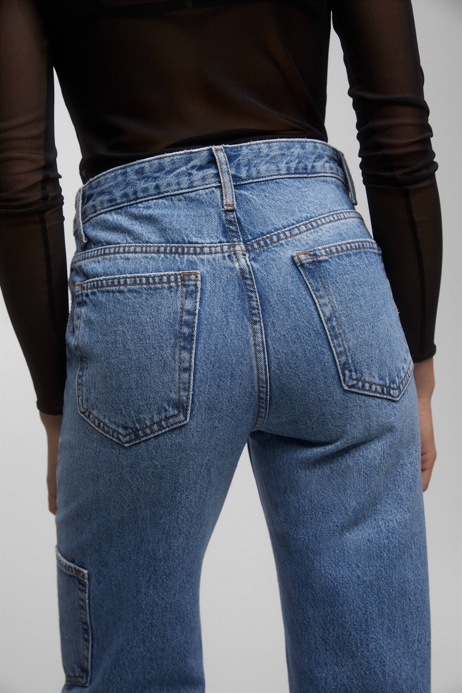 CALÇA JEANS CARGO DE CINTURA ALTA - AZUL MÉDIO