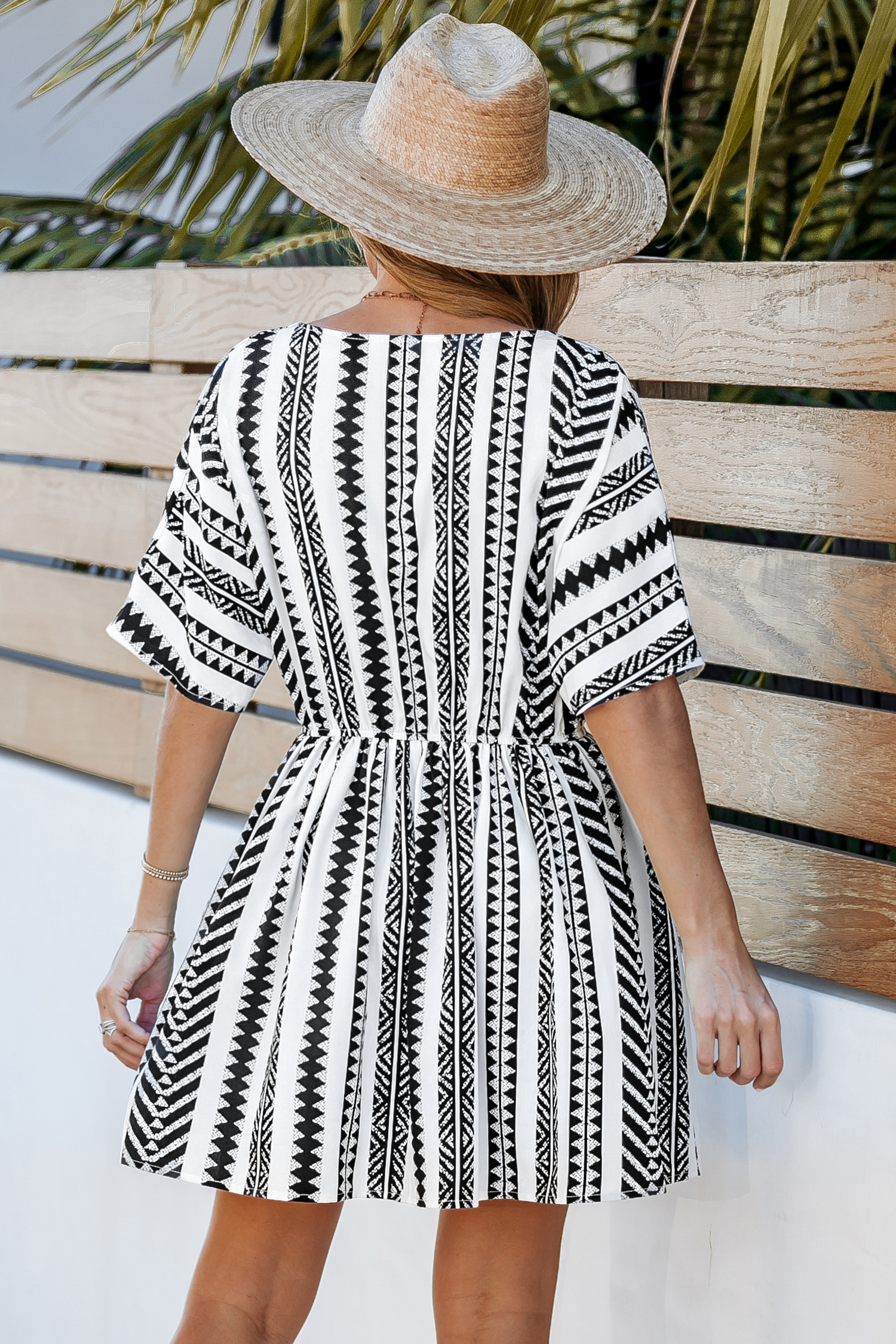 Robe mini géométrique noire et blanche