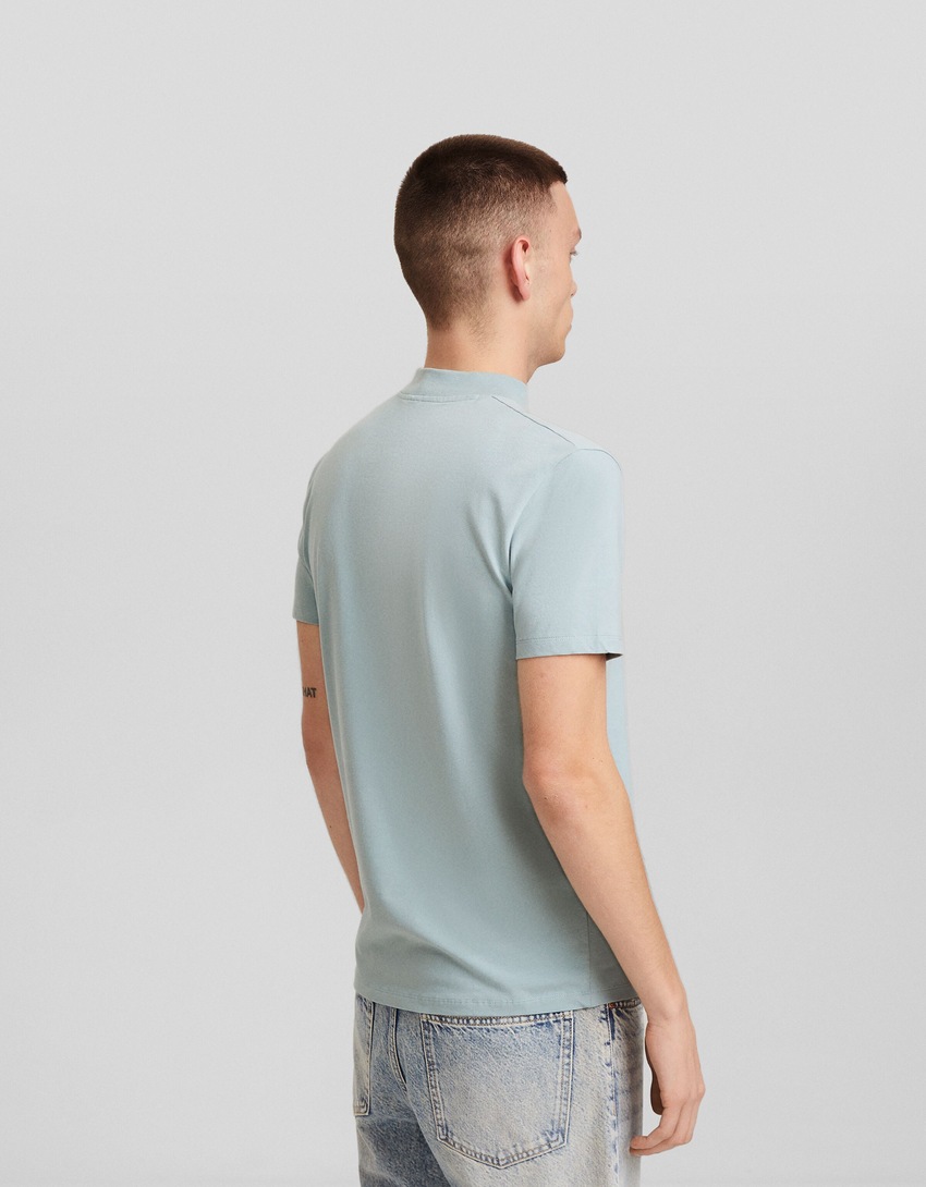 Camiseta de manga curta e gola alta