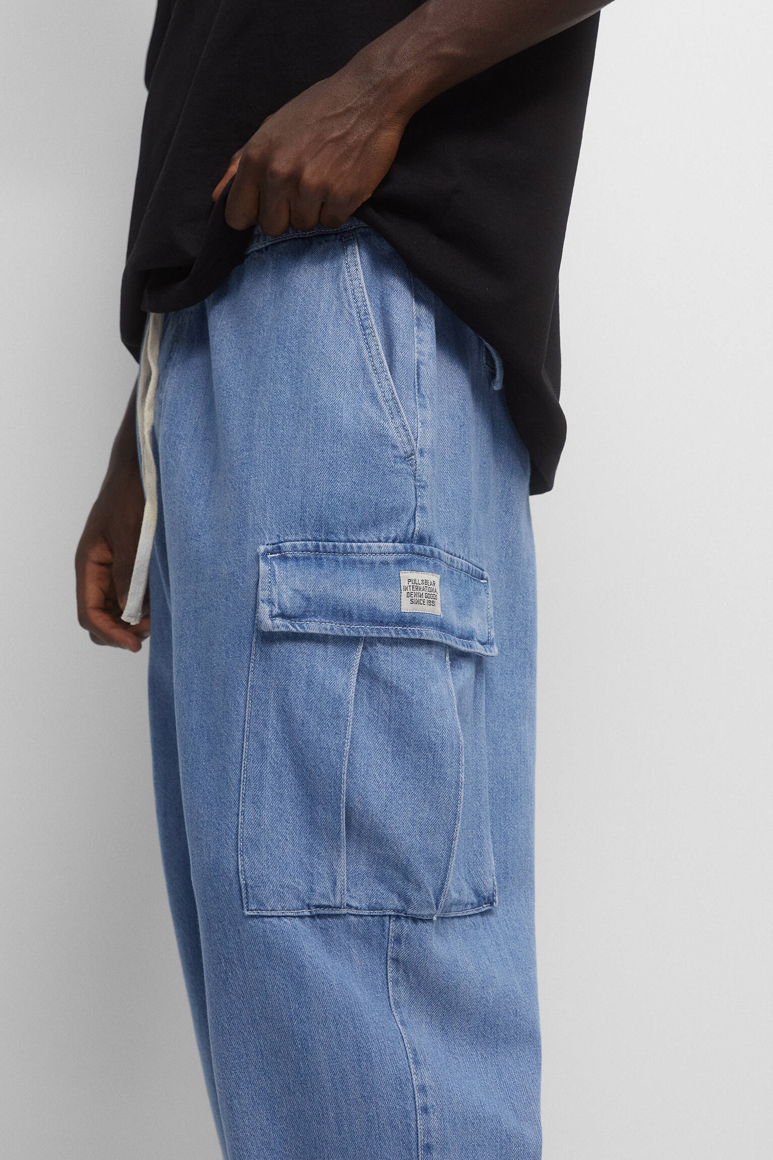 Calça cargo com cordão - azul médio