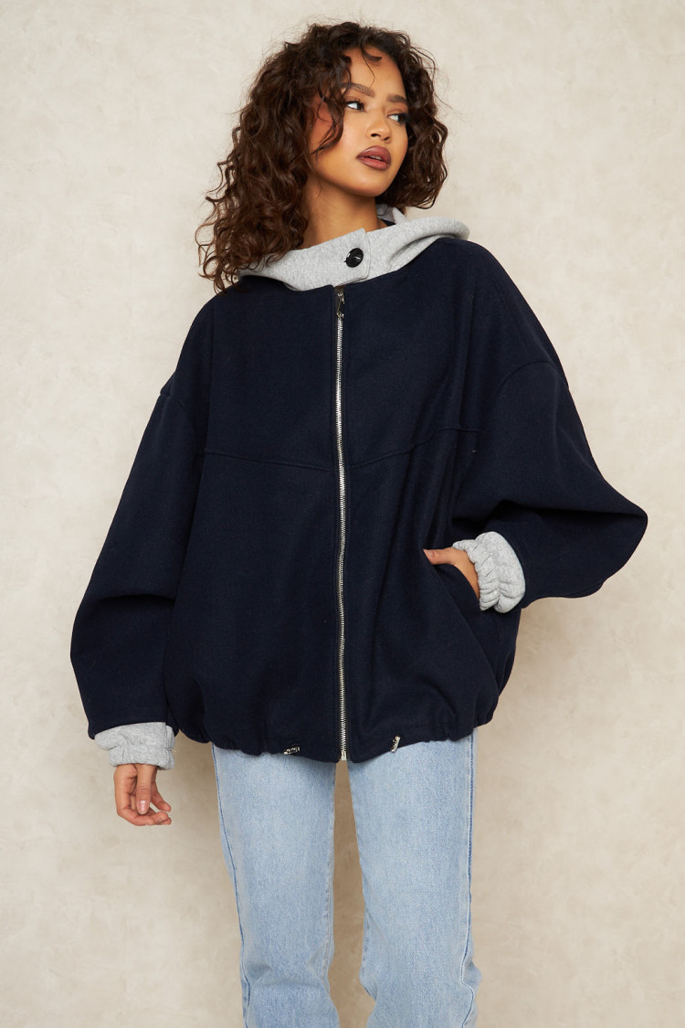 Veste à capuche bleu foncé et grise