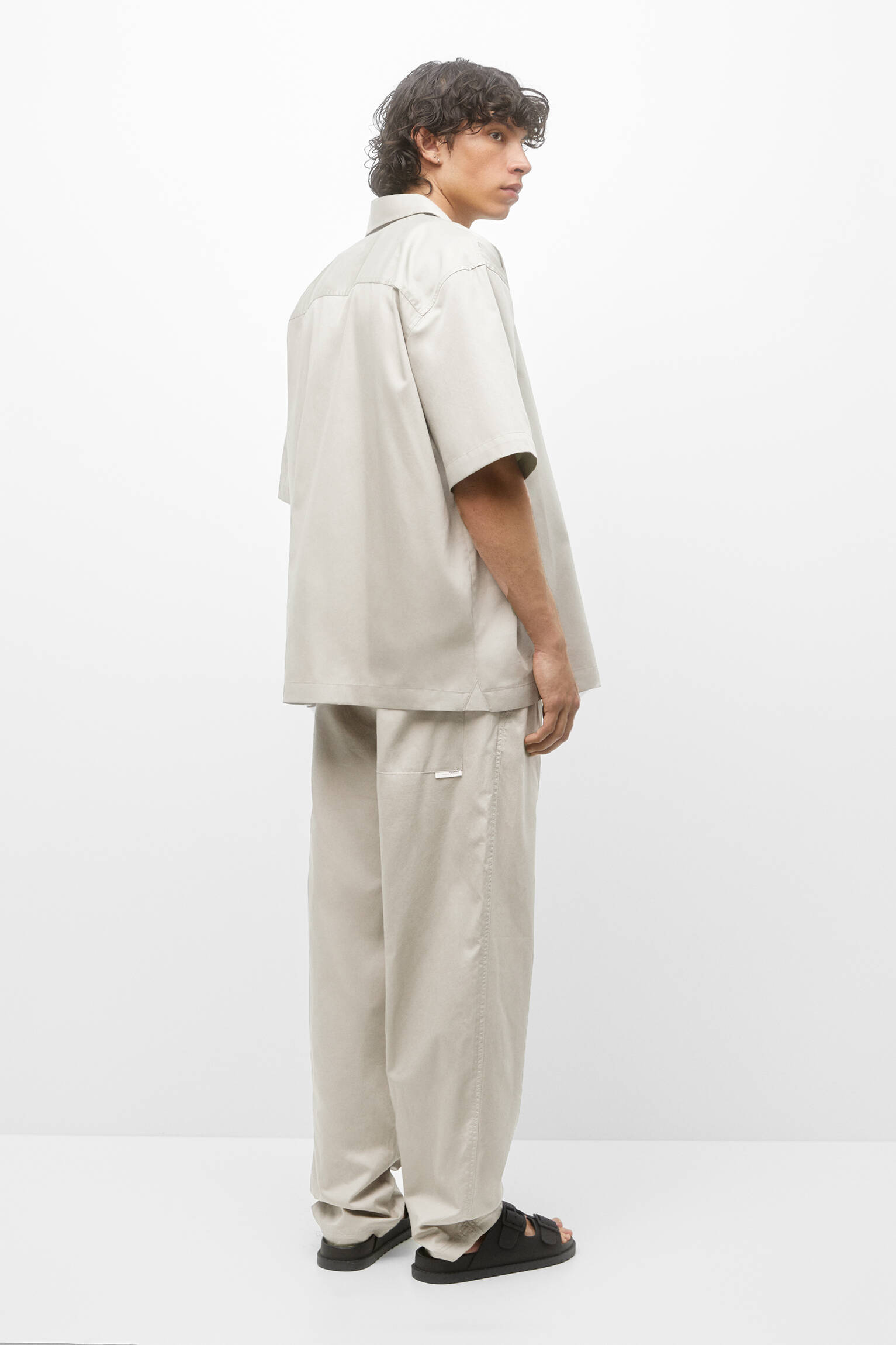 CALÇA DE POPELINE LEVE - COR PEDRA