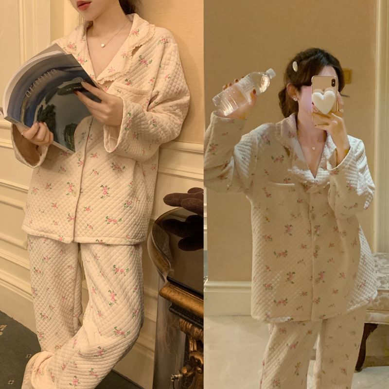 Tanee - Pyjamaset: Top met lange mouwen, kraag, bloemenprint en knopen + broek