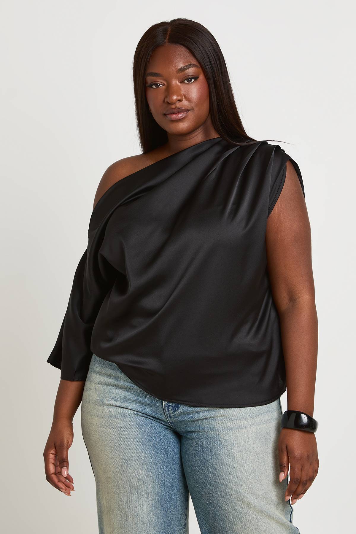 boohoo Haut Épaule Dénudée Avec Fronces À L'épaule En Satin Grande Taille