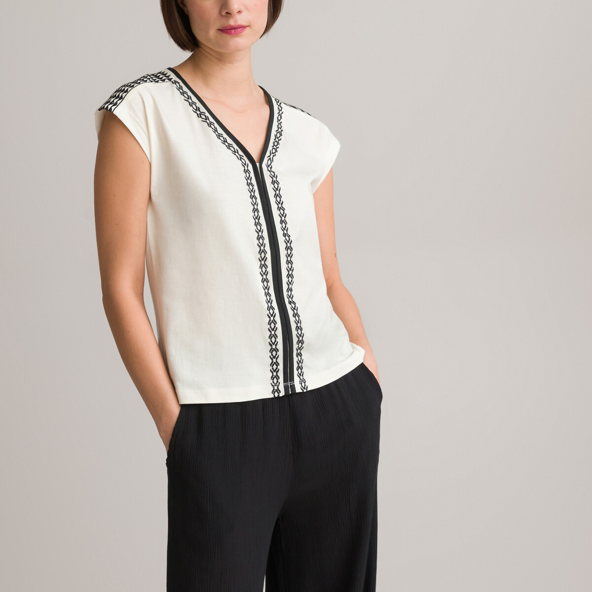 ANNE WEYBURN<br>Camiseta bordada, decote em V, mangas curtas