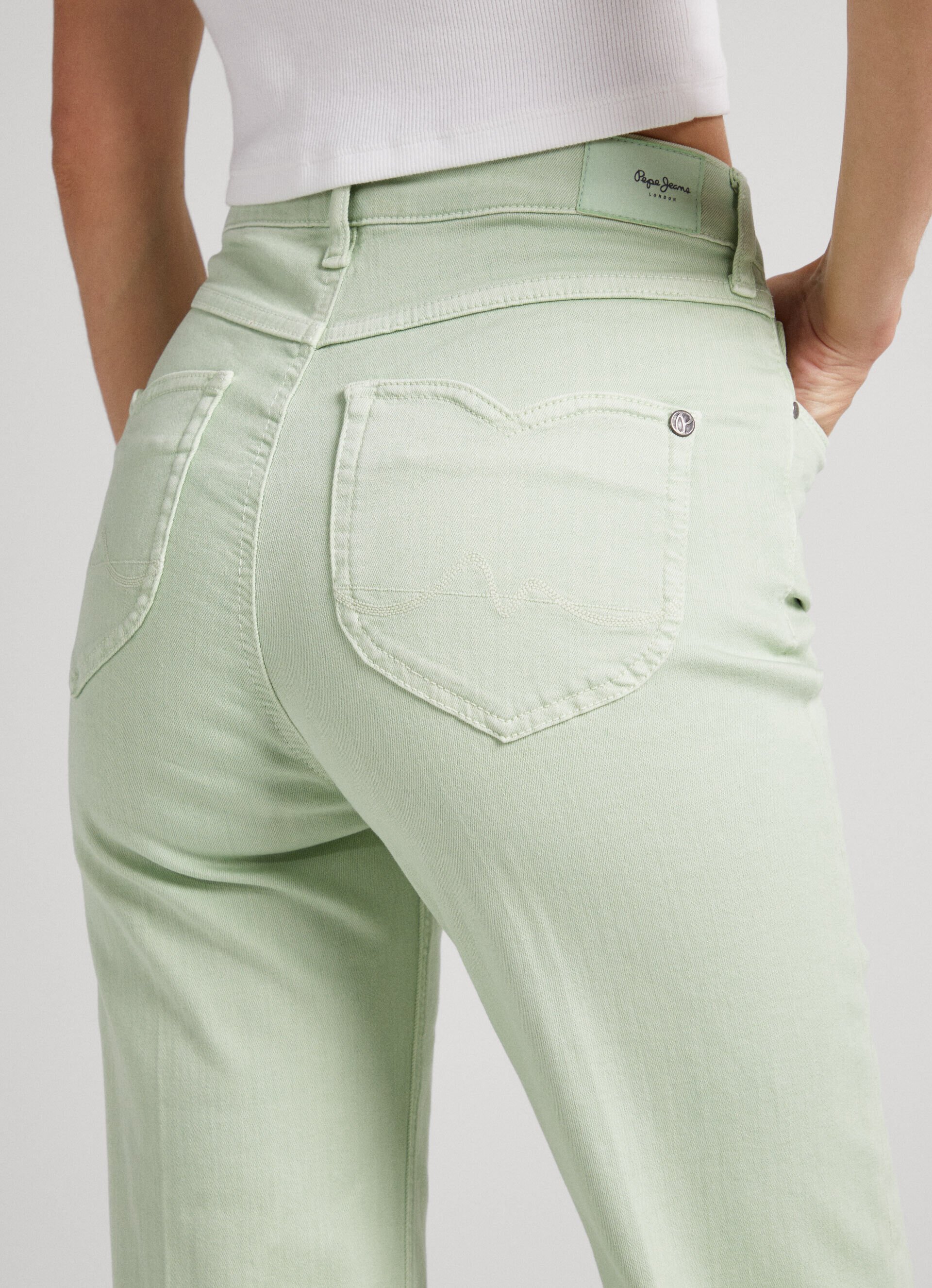 Calça flare com 5 bolsos - verde claro