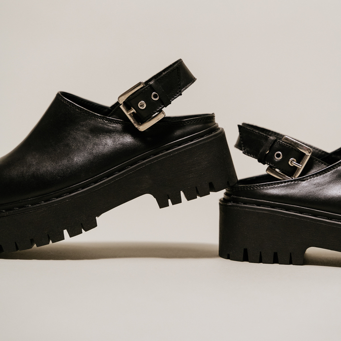 Mules à semelles crantées  en cuir noir