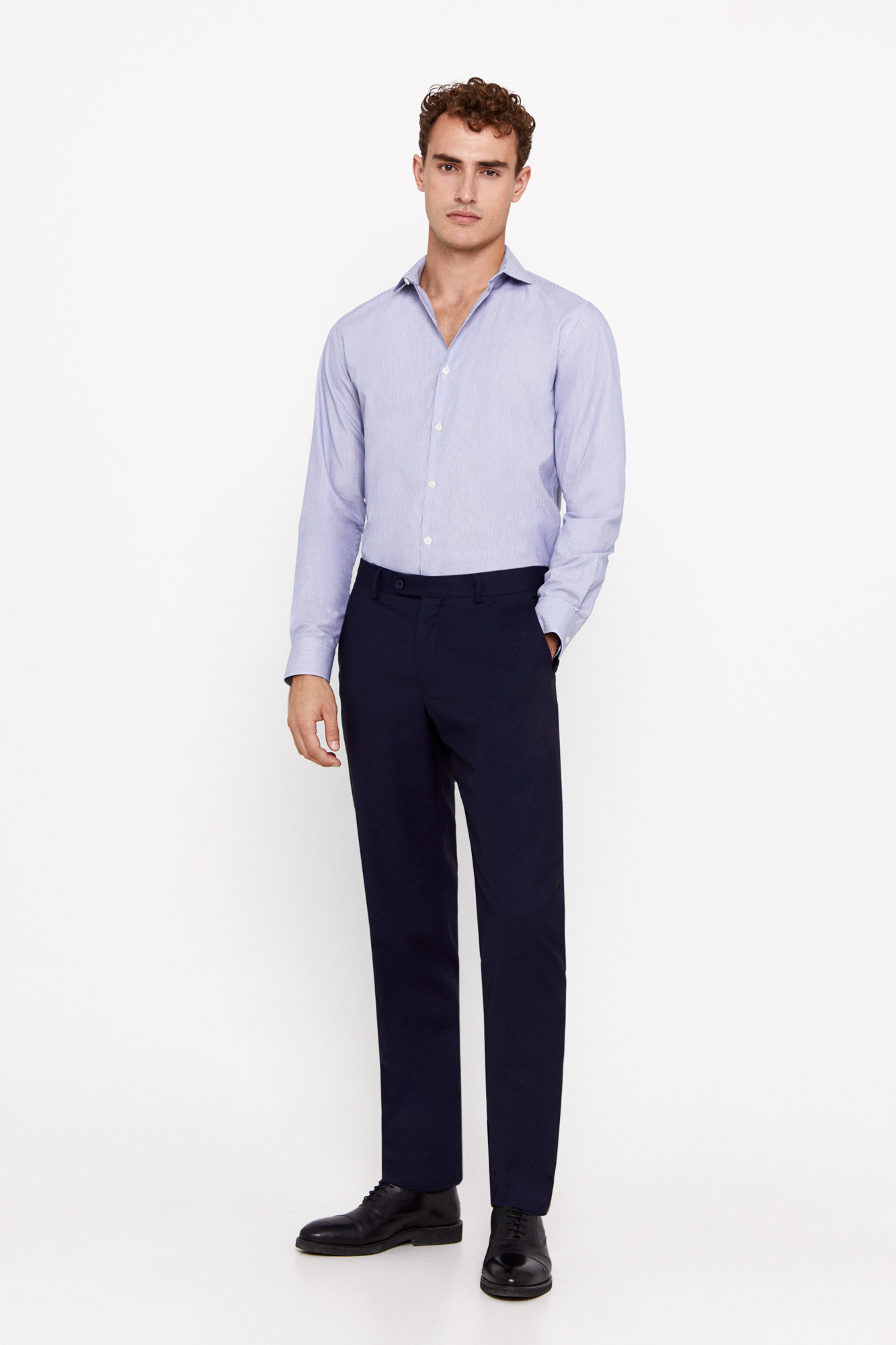 Camisa social listrada de corte slim, fácil de passar.