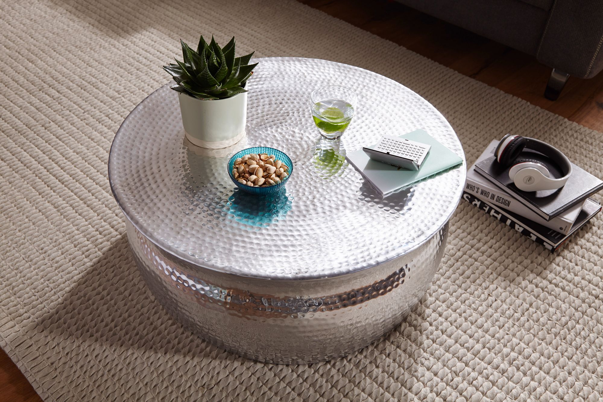 KADIMA DESIGN Orient Couchtisch: Handgefertigt, Hammerschlag-Aluminium, großzügige Ablagefläche