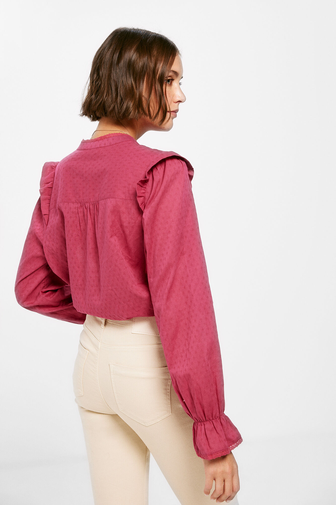 Blusa bordada com ombros franzidos