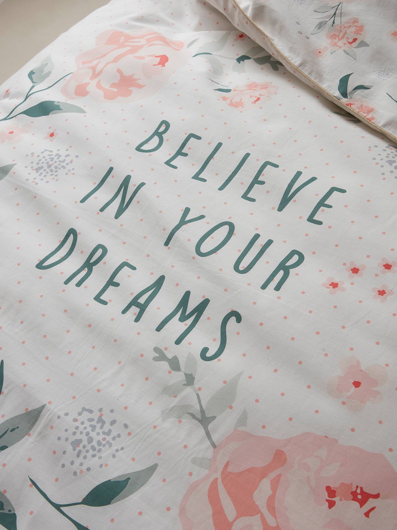 Conjunto infantil de capa de edredom e fronha Eau de Rose, branco claro, liso com estampas.