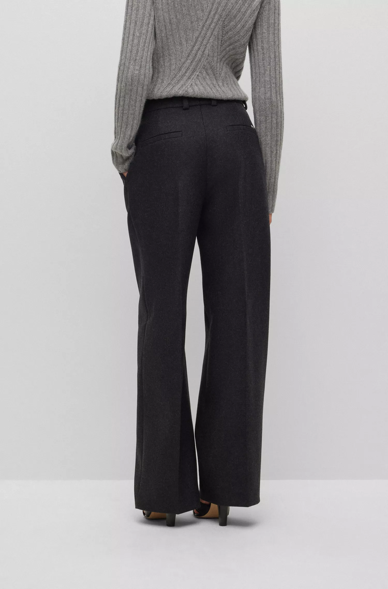 Calças BOSS pretas de corte relaxado em mistura de lã com cashmere.