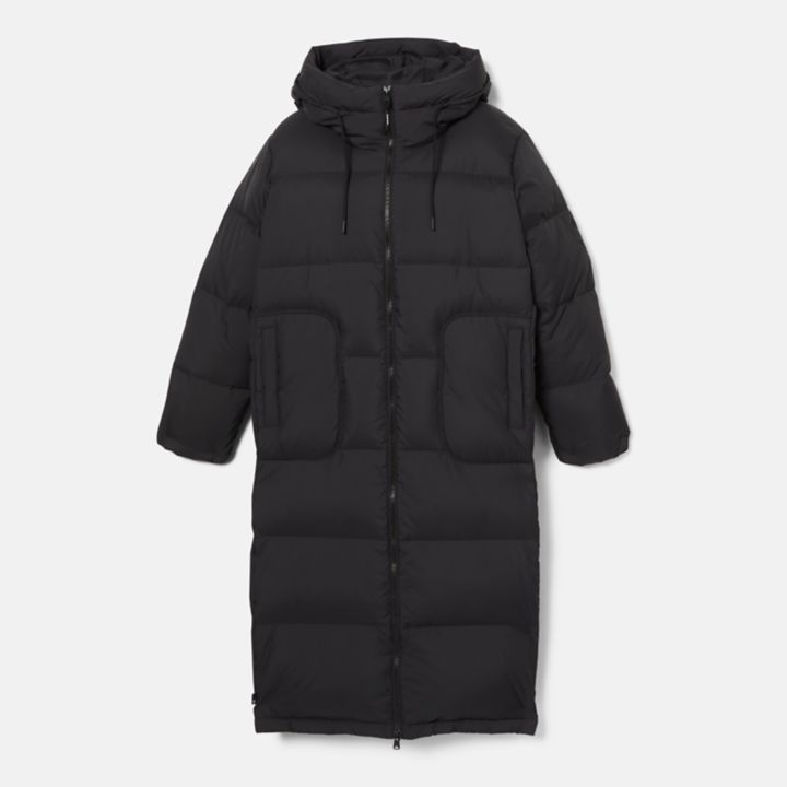 Jaqueta puffer feminina de plumas recicladas na cor preta.