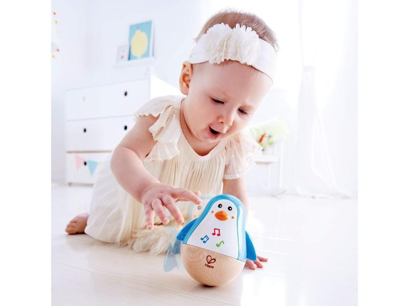 Hape Beschäftigungsspielzeug Stehauf-Pinguin Klangspielzeug