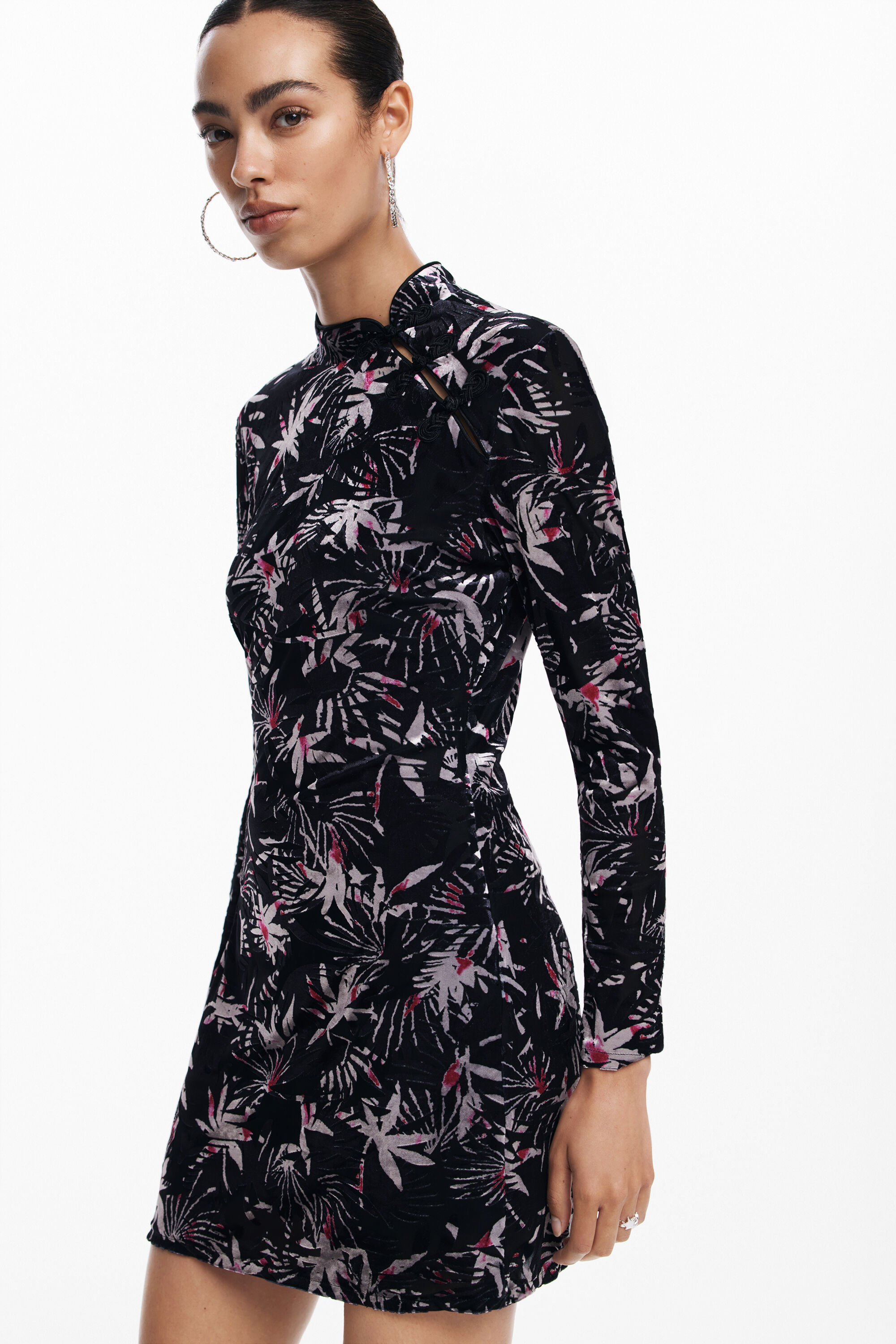 Vestido com folhas e gola quimono