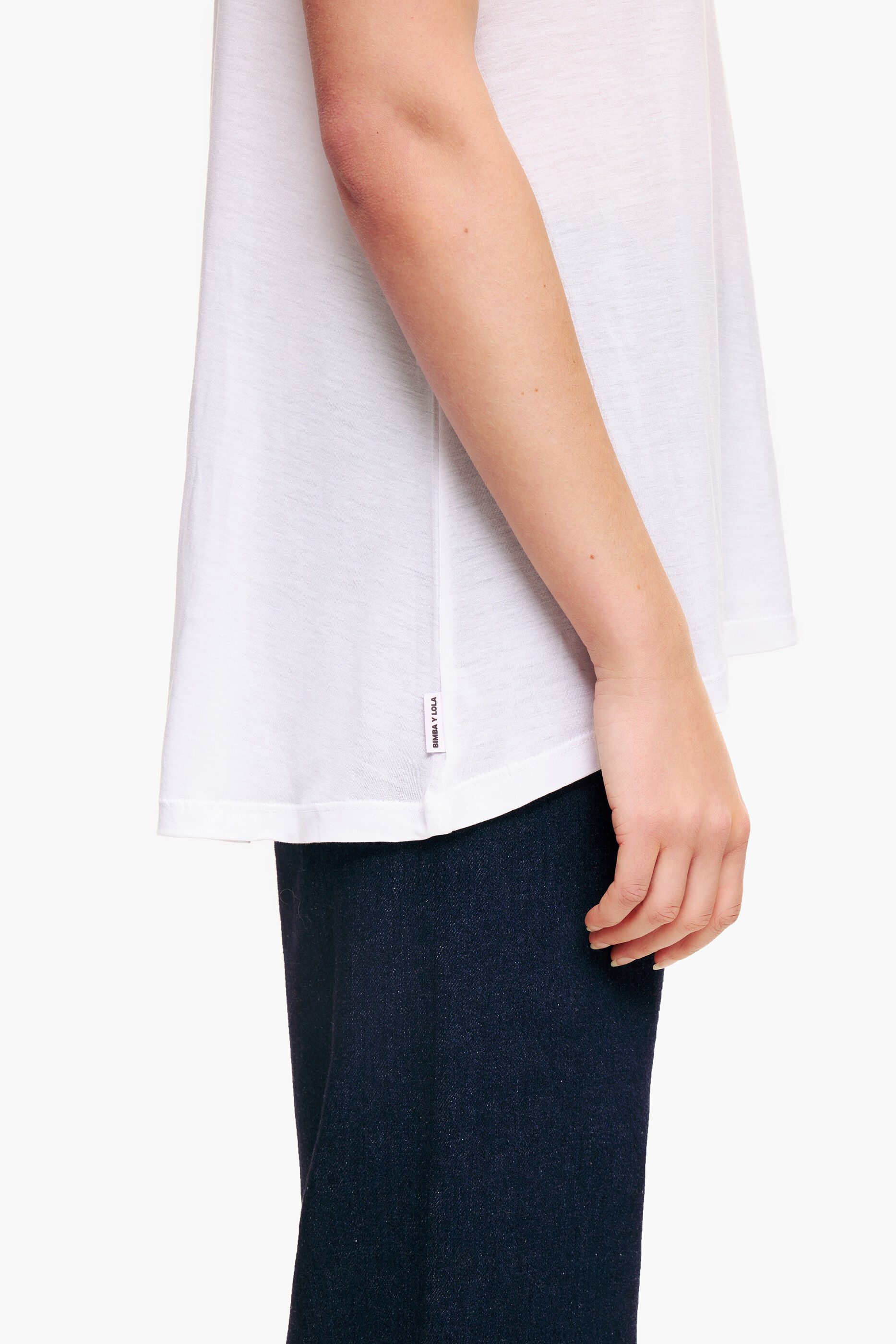Camiseta branca fluida em formato A