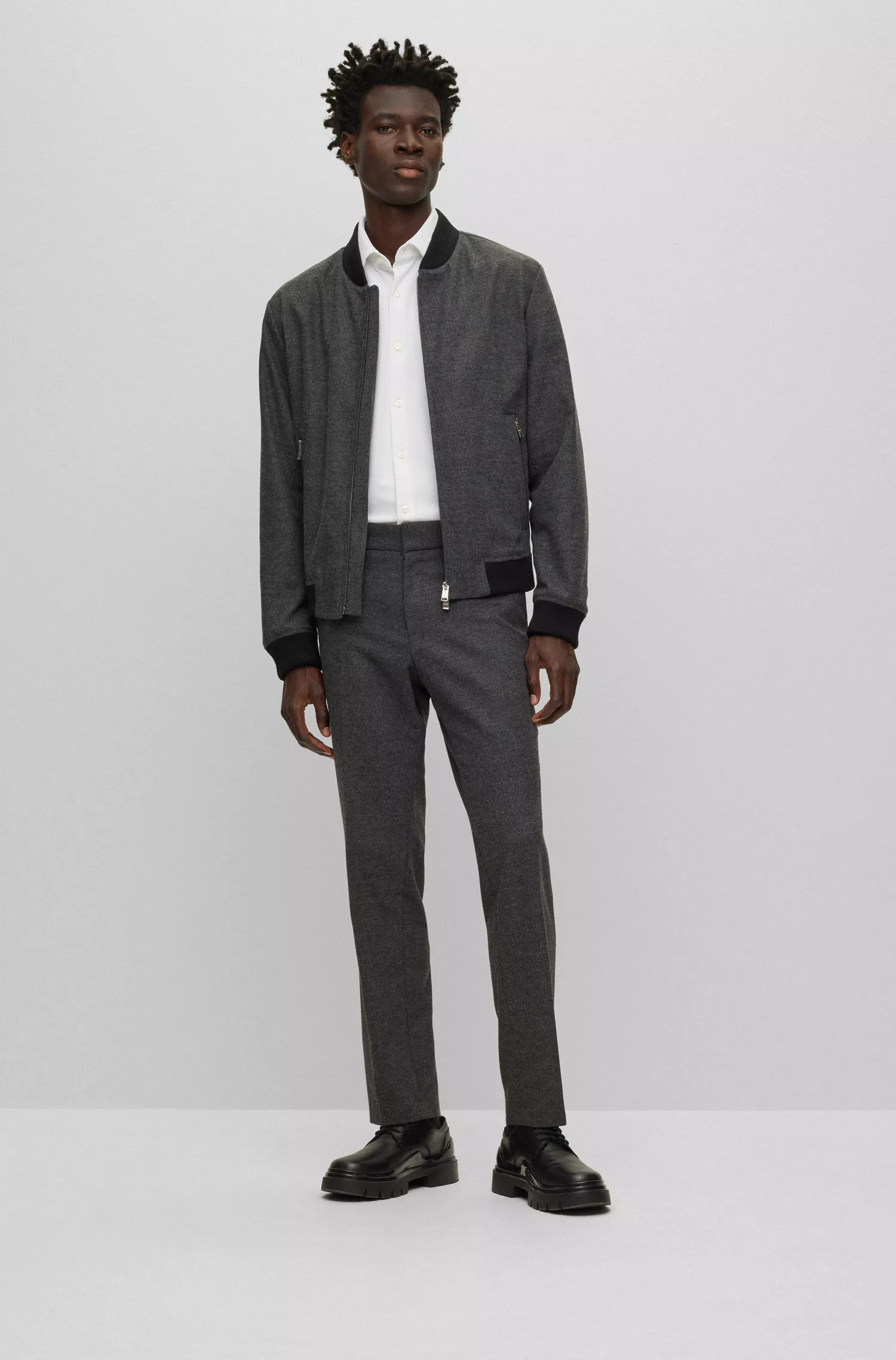 Camisa BOSS preta de corte regular em tecido estruturado de alta performance com elasticidade.