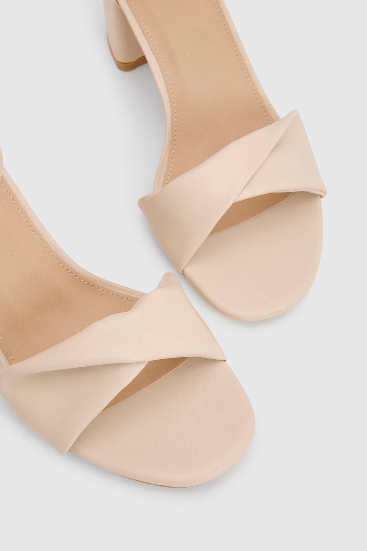 Wallis Sandales À Talon Bloc Bas Sophia En Synthétiquecuir Souple Torsadé Coupe Large