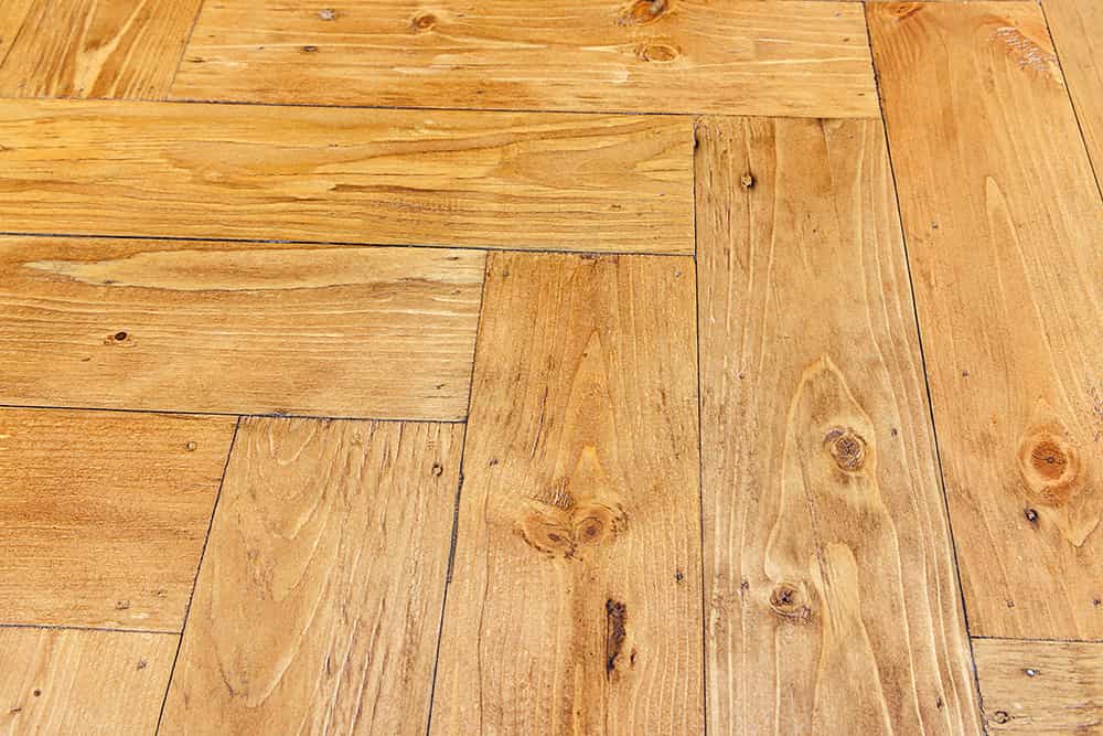 Ausziehbarer Esstisch MOSAIK 160-200cm braun Pinie recyceltes Massivholz Metall schwarz