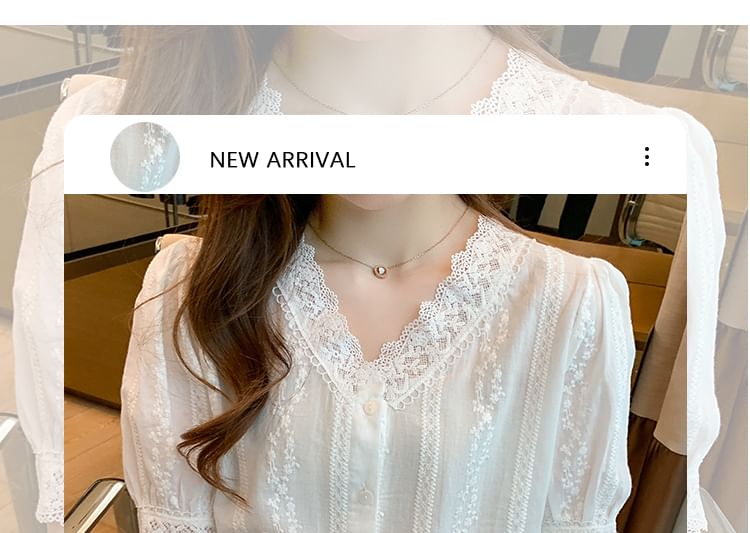 Tel tot 10 - Blouse met korte mouwen, V-hals en effen kant